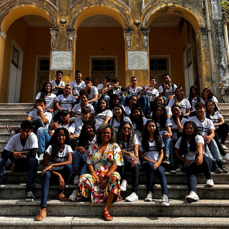 Marcela Castro y estudiantes de la escuela Antônio Lemos